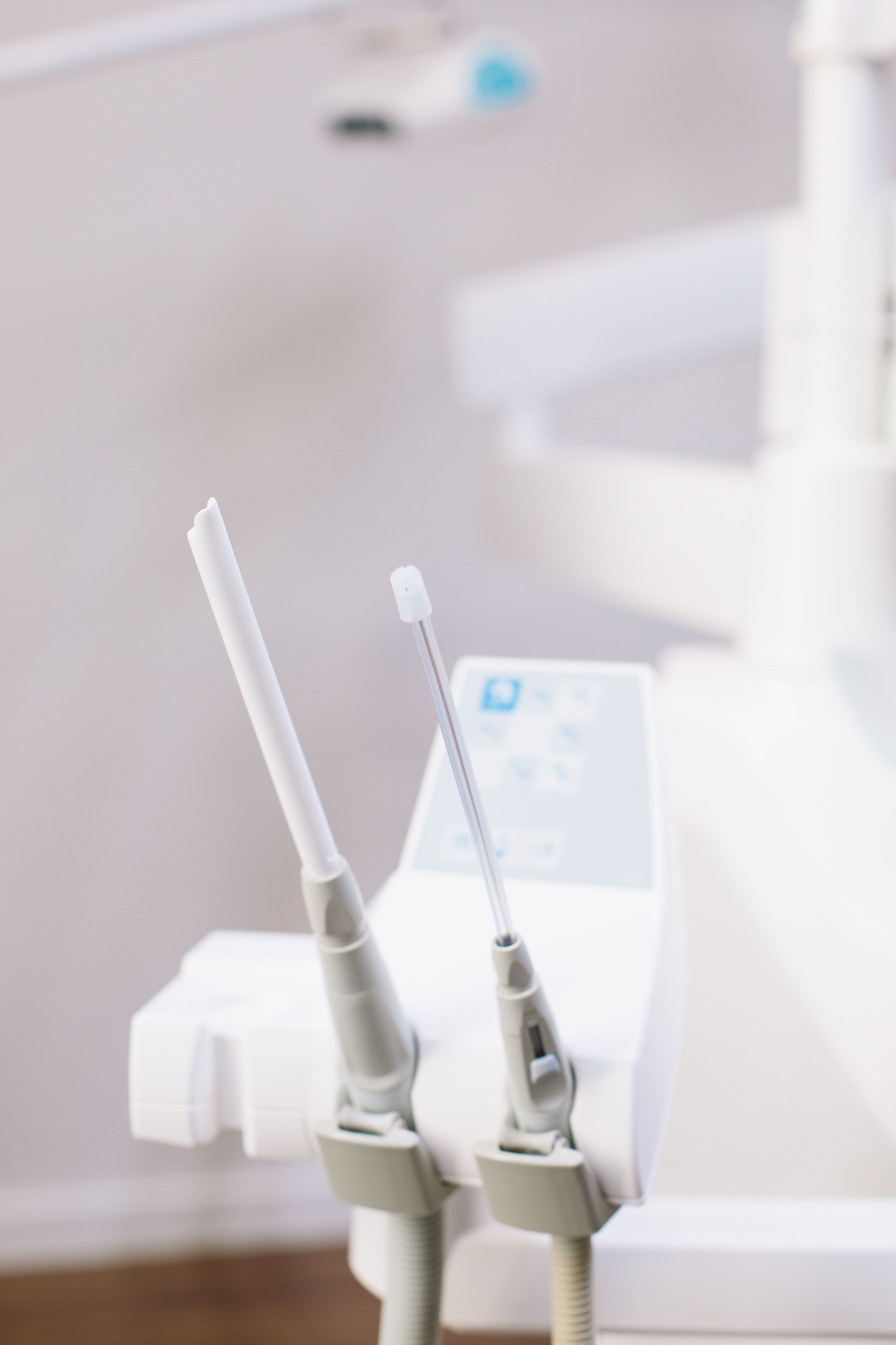 To håndstykker på en dentalenhed.