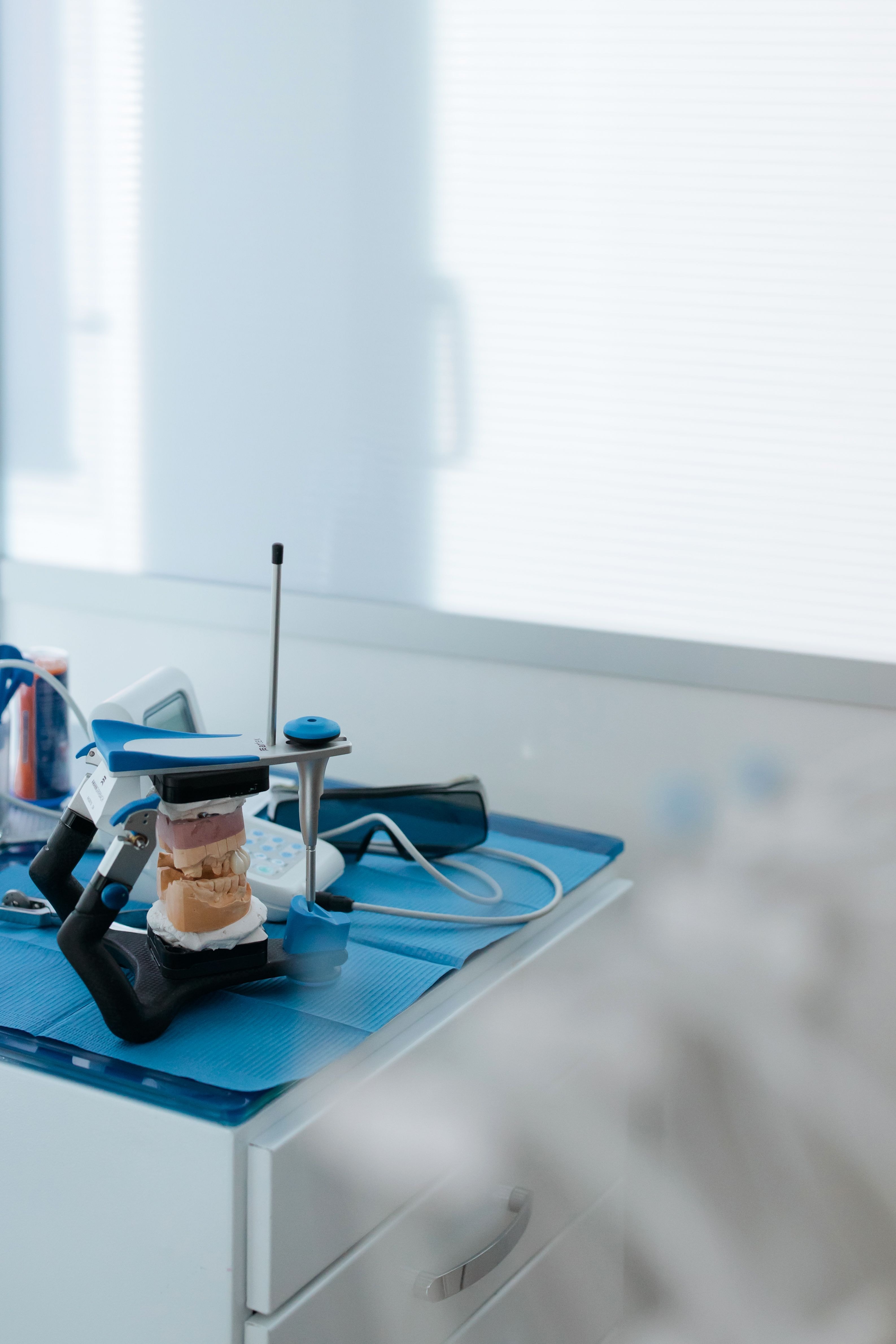 Tandmodel og instrumenter på en klinikbakke.