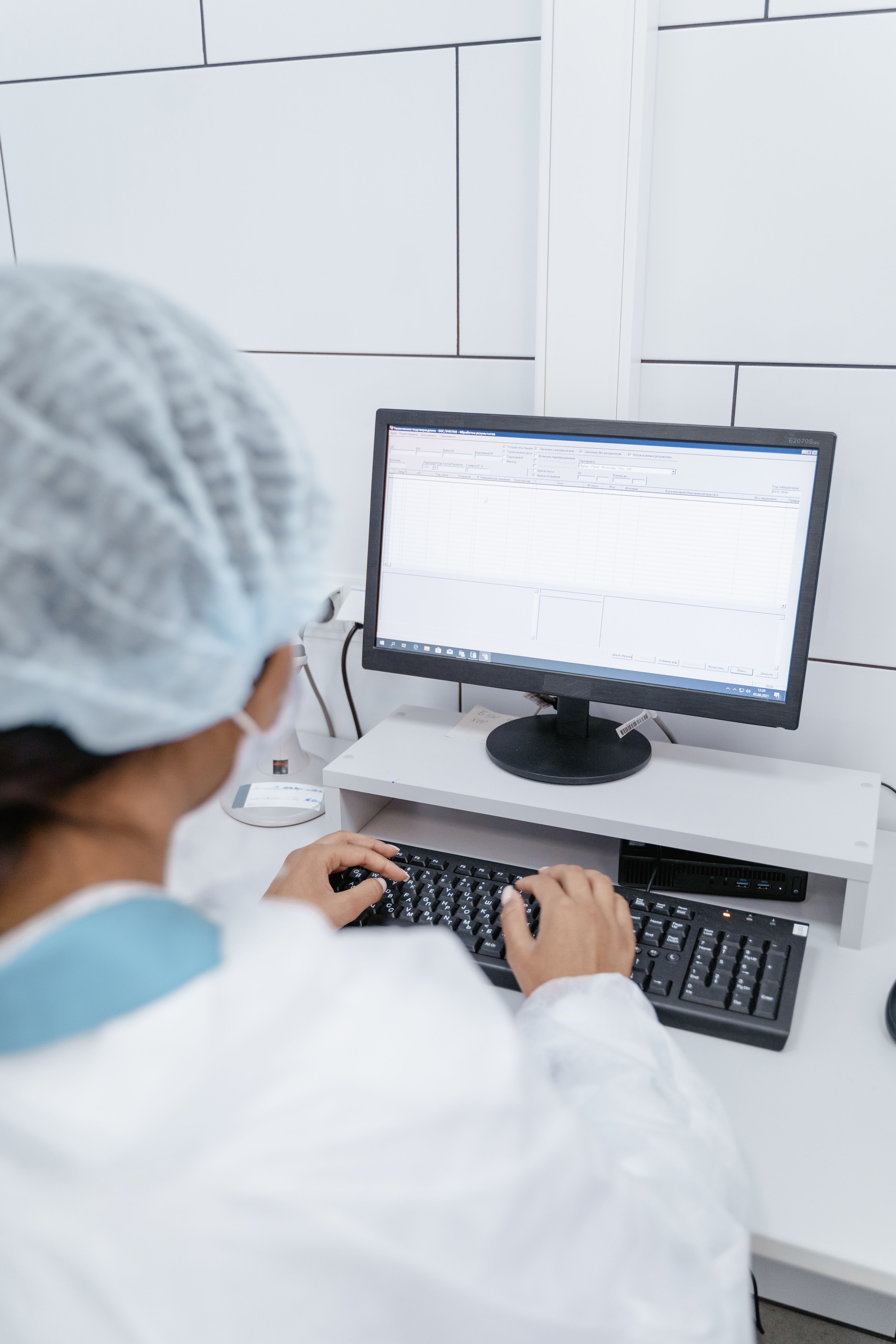 Klinikmedarbejder arbejder ved en computer.