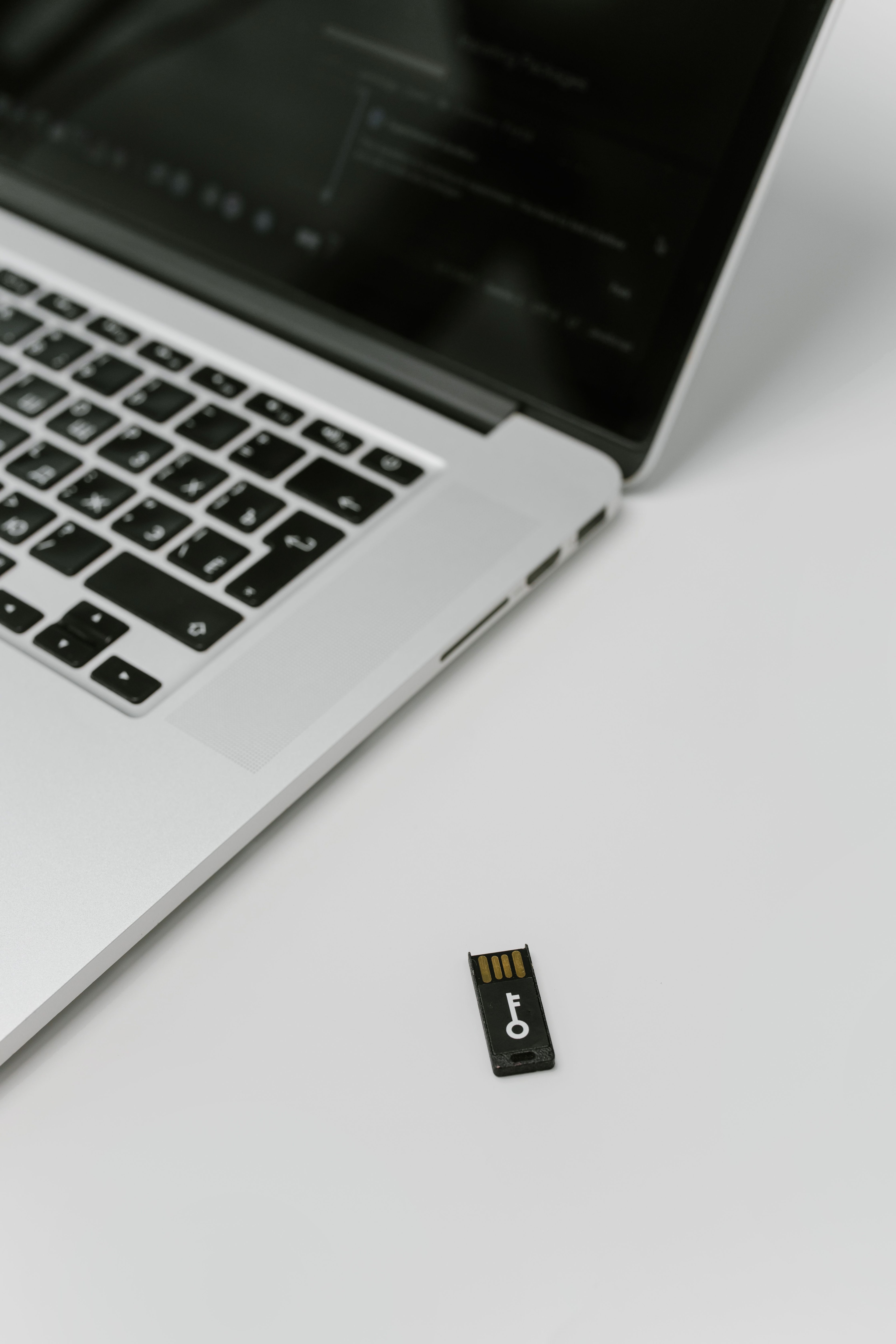 USB-sikkerhedsnøgle ved siden af en bærbar computer.