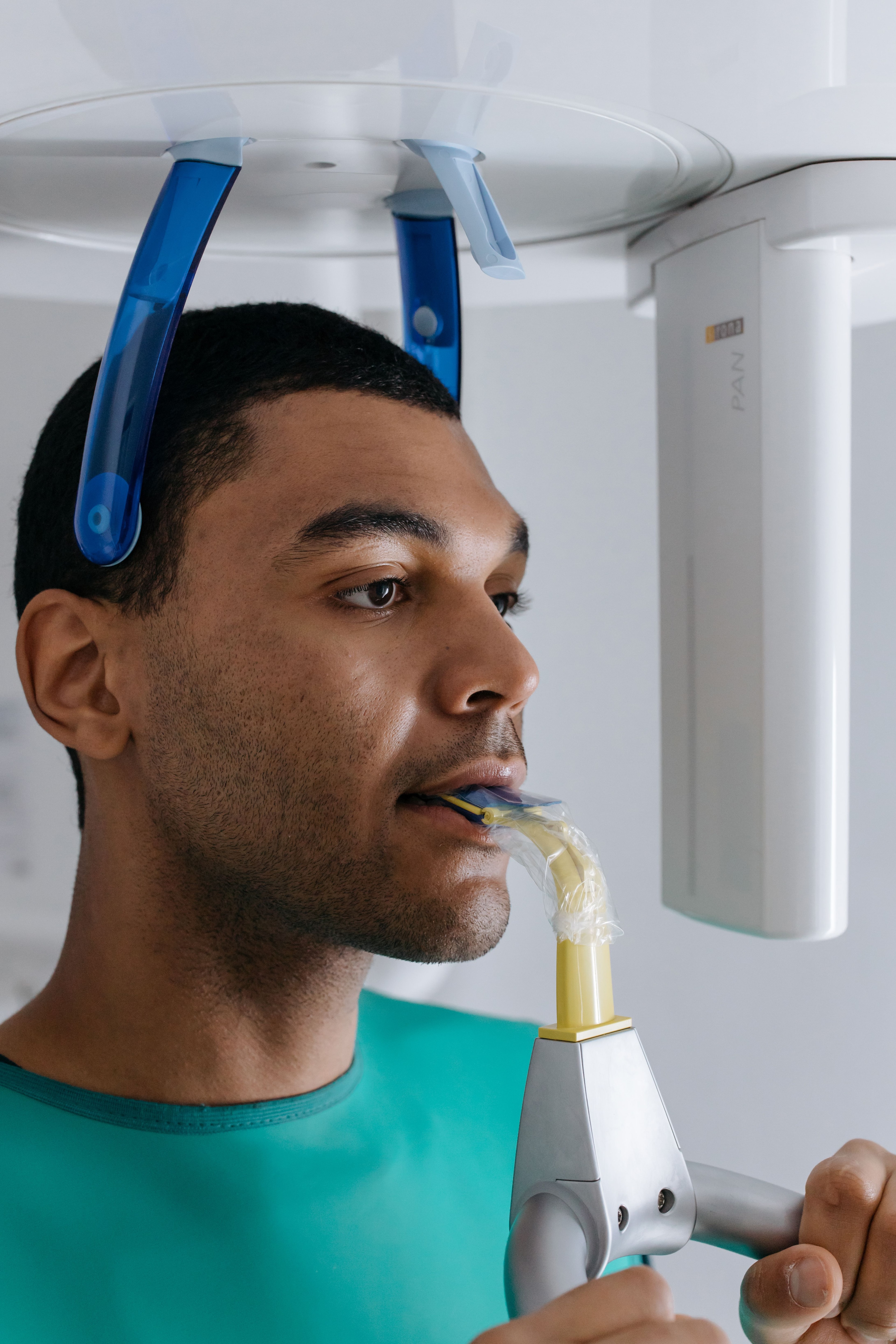 Patient positioneres ved et dentalrøntgenapparat.