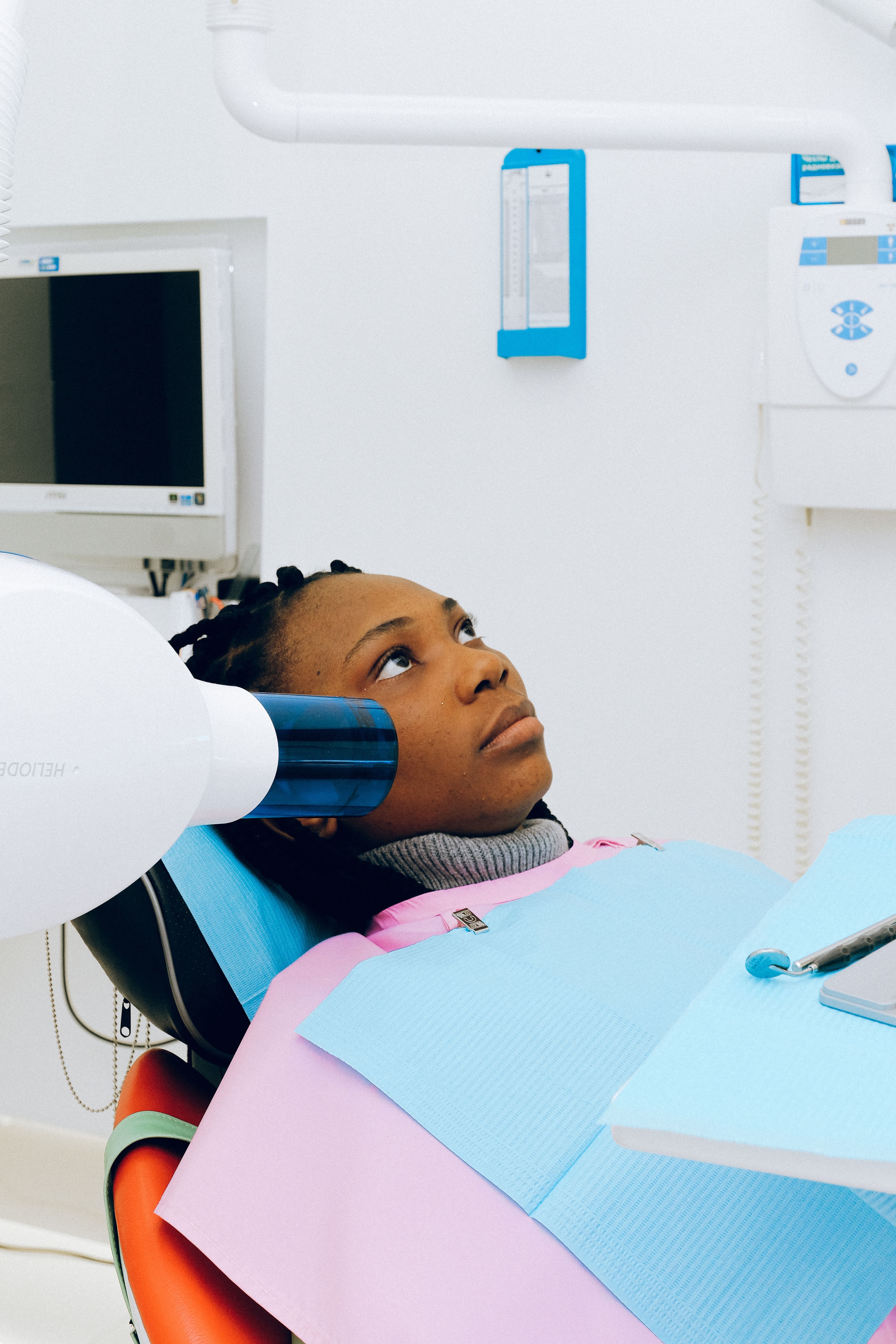Patient ligger ved et dentalrøntgenapparat.