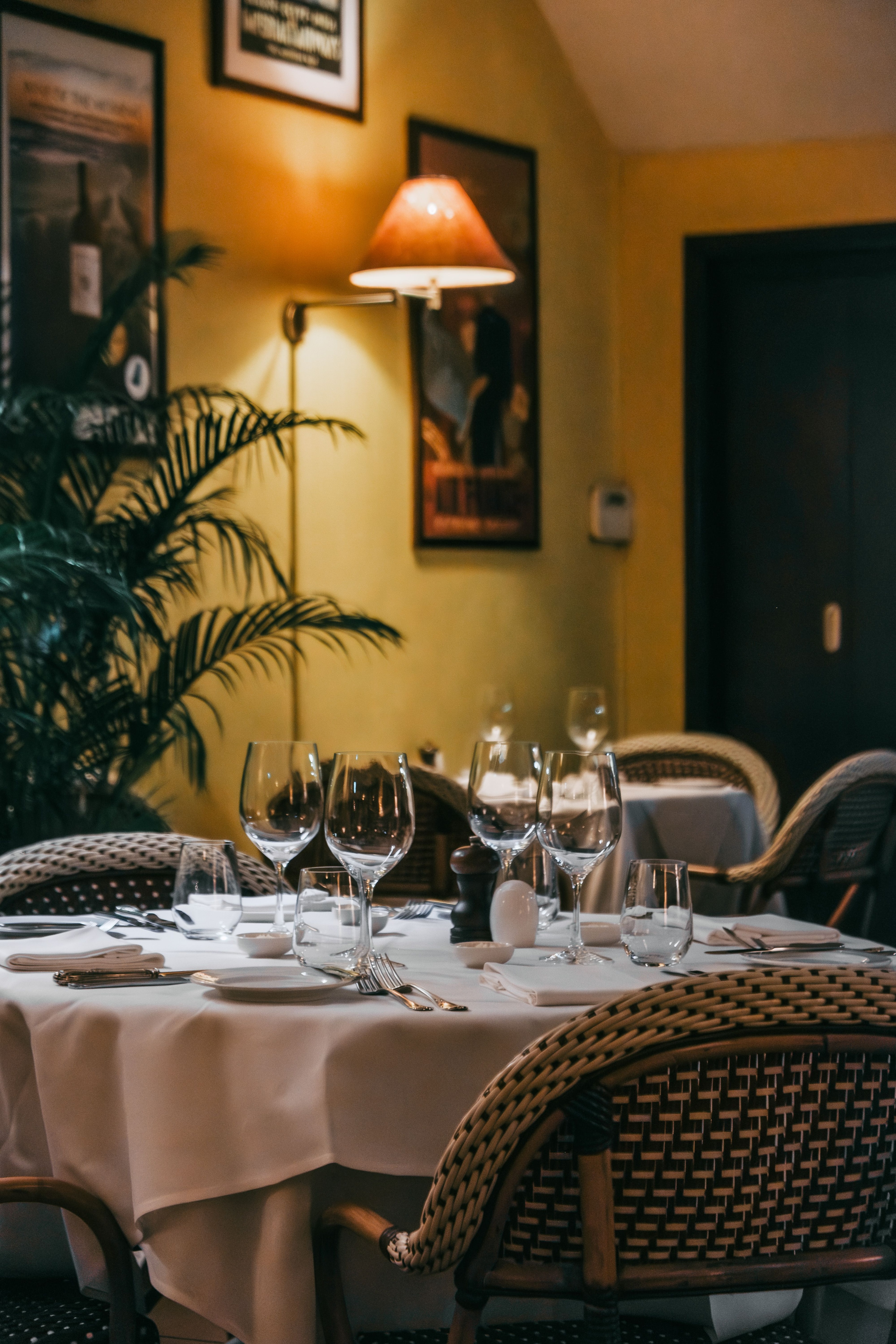 Dækket bord i en stemningsfuld restaurant.
