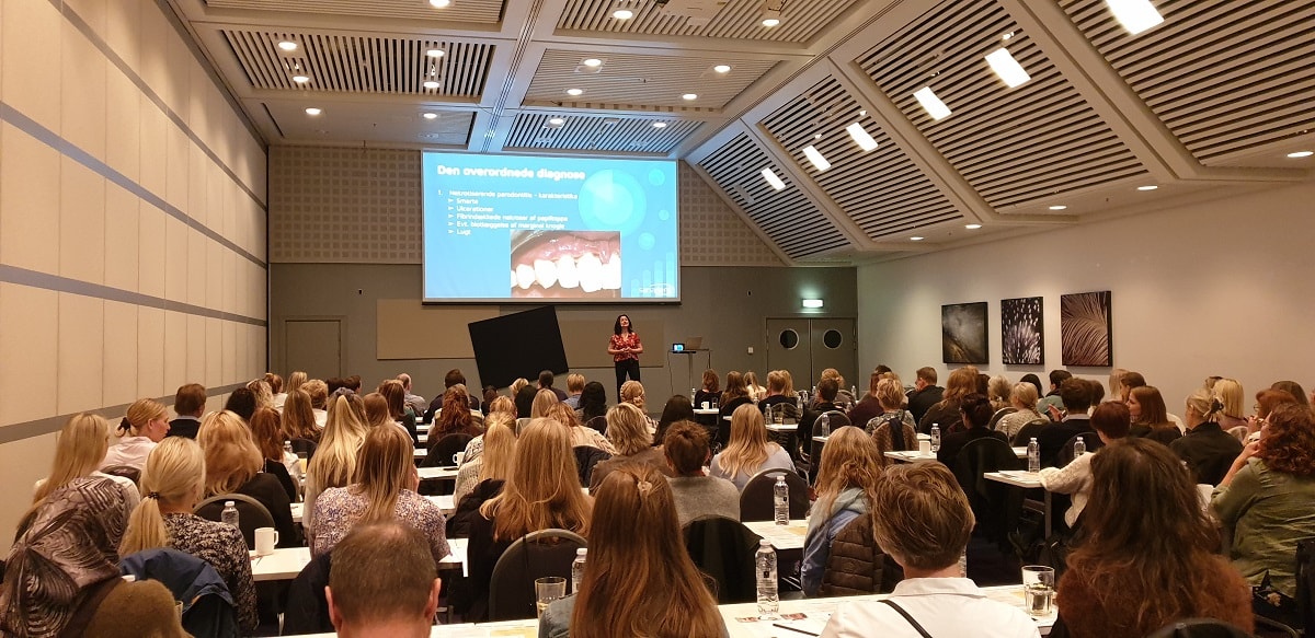 Leila Bache underviser et stort hold i struktureret PA-behandling