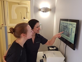 Sofie og Leila gennemgår klinikkens OPG-udstyr