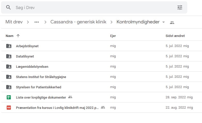 Cassandra viser mapper til klinikkens instrukser og behandlingsprocedurer
