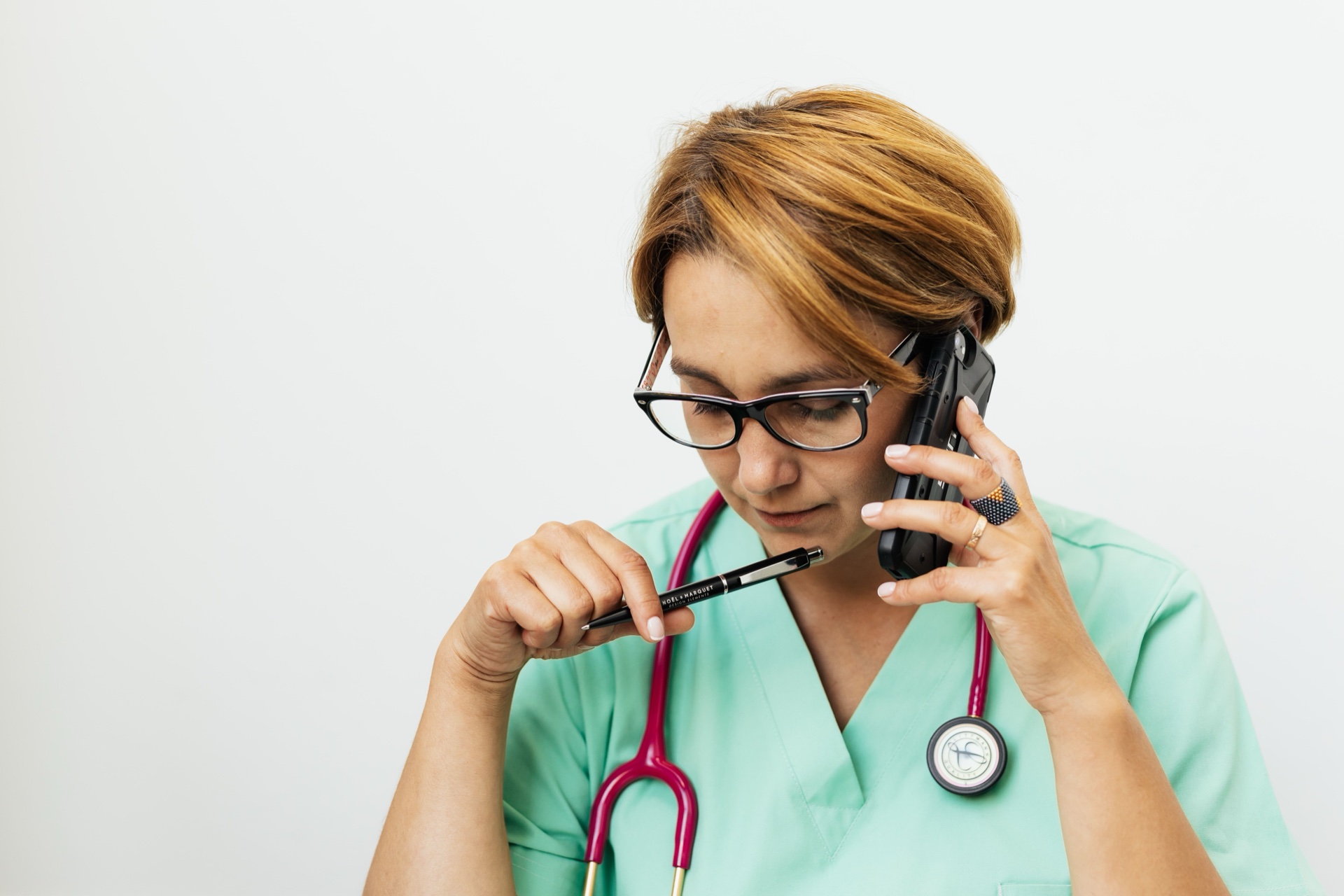 Sundhedsfaglig medarbejder taler i telefon.