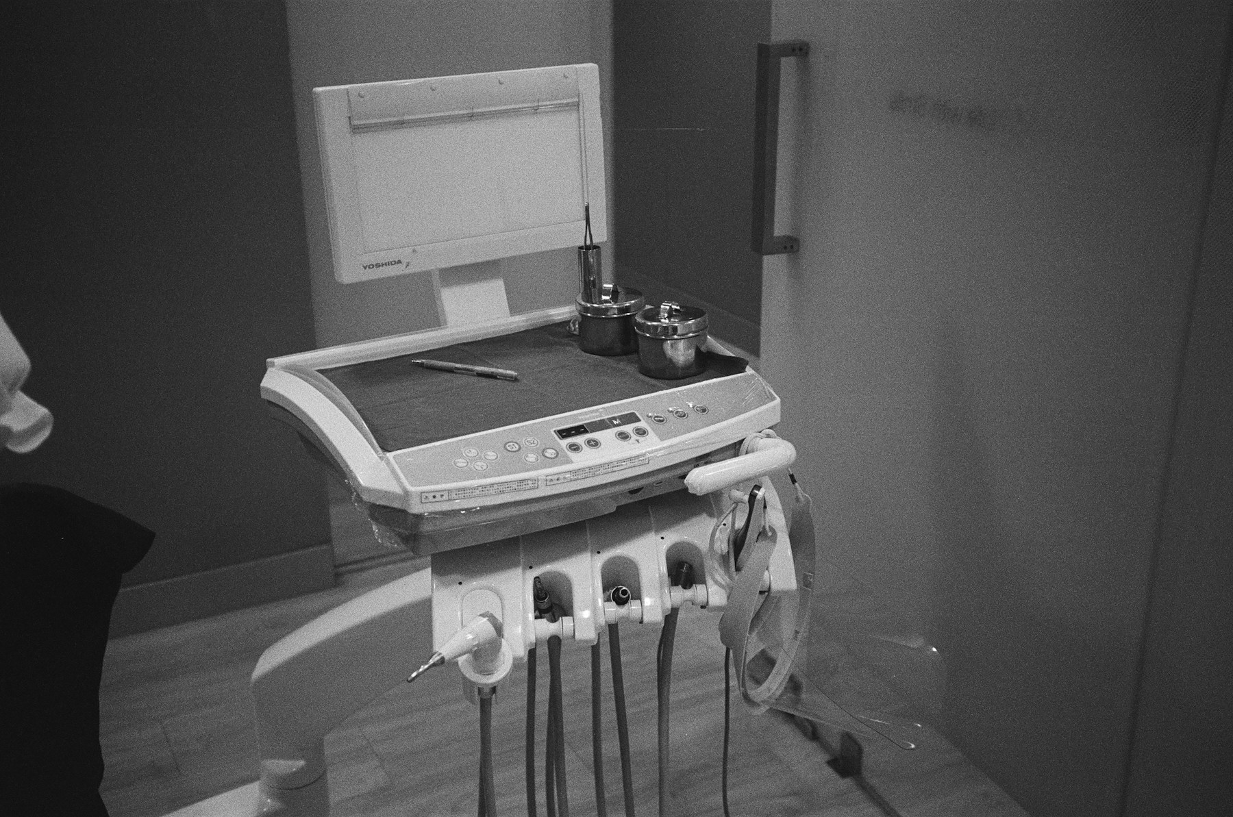 Tandlægeinstrumenter på en behandlingsenhed i en tandklinik.